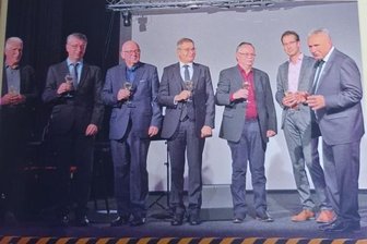 Bei Ehrenamtler-Auszeichnung bleiben die Herren unter sich - Im aktuellen Heimatblatt von Niederfrohna wird über die diesjährige Auszeichnung engagierter Ehrenamtler mit der Ehrenplakette berichtet. Gewürdigt wurden diesmal nur Männer.