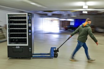 Bei Einbruch in Snackautomaten in Meerane: Wie viele Tafeln und Riegel mit Dubai-Schokolade die Täter entwendet haben - Der beim Einbruch beschädigte Snackautomat kommt erst einmal ins Lager.