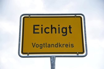 Bei einem Unfall bei Eichigt ist ein Auto an einem Vordach gelandet - Bei Eichigt kam es am Samstagabend zu einem Unfall.