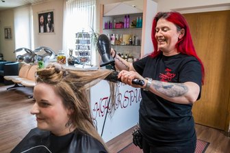 „Bei einigen Schicksalen habe ich geheult“: So kämpft eine Friseurin aus dem Erzgebirge gegen die Rückzahlung von Corona-Hilfe - Mandy Herrmann in ihrem Friseursalon. Indem sie ihren Fall öffentlich machte, hat sie eine Lawine losgetreten.