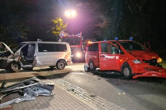 Bei Einsatz: VW-Transporter kracht gegen Feuerwehrauto - Auf dem Weg zum Feldbrand stieß ein VW-Transporter mit dem Kommandowagen der Crimmitschauer Wehr zusammen.