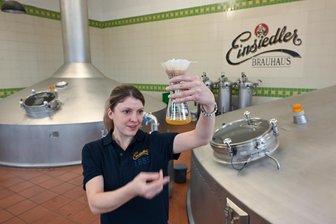 Bei Einsiedler in Chemnitz kostet eine Braumeisterin die Biere - Braumeisterin Marie-Luise Schlieben im Sudhaus bei der Farbkontrolle des Bieres. In Einsiedel werden elf eigene Biersorten gebraut.