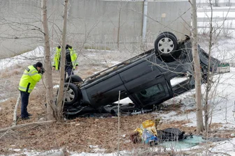 Bei Eiseskälte stundenlang eingeklemmt – Schwerstverletzter hat keinen Führerschein - Auto und Fahrer wurden abseits der Straße in einer Baumgruppe entdeckt.