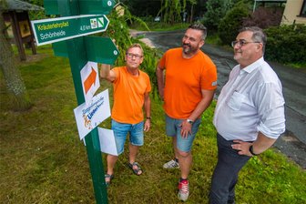 Bei Erzgebirgischer Liedertour geht es dieses Mal rund um den Kuhberg - Alles klar für die Liedertour? Ralph Kehrer, Wanderwegewart von Stützengrün, Mike Förster, Bauhofleiter der Gemeinde Steinberg, und Volkmar Viehweg, Bürgermeister von Stützengrün (v. l.) auf dem Kuhberg-Parkplatz.