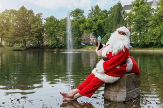 Bei fast 30 Grad: Erzgebirger denken schon an Weihnachten - Sommer, Sonne - Weihnachtsmann: Noch kann er sich ausruhen, doch im Erzgebirge laufen bereits jetzt die Vorbereitungen aufs Fest.