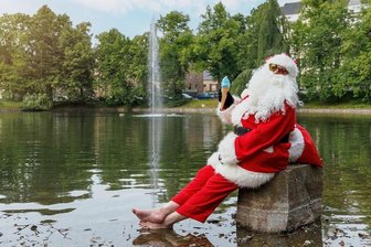 Bei fast 30 Grad: Erzgebirger denken schon an Weihnachten - Sommer, Sonne - Weihnachtsmann: Noch kann er sich ausruhen, doch im Erzgebirge laufen bereits jetzt die Vorbereitungen aufs Fest. 
