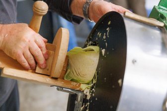 Bei Fest im Erzgebirge können Besucher Sauerkraut herstellen - Zum Hobeln des Weißkrauts gibt es inzwischen auch in Elterlein Maschinen.