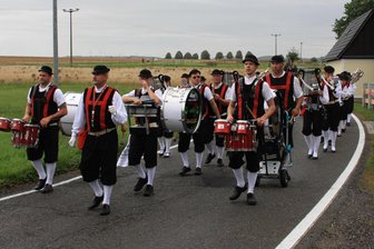 Bei Festumzug in Niederalbertsdorf ist ordentlich Musik drin - Die Vollmerhainer Schalmeien sorgten mit drei weiteren Musikgruppen für ordentlich Stimmung beim Umzug und später im Festzelt.