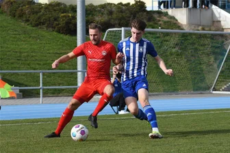 Bei Fortschritt Lichtenstein: Trainer pocht vor englischer Woche auf die Grundtugenden - Das Foto aus der Vorwoche zeigt Lichtensteins Tom Wilhelm (links) im Zweikampf mit dem Mittweidaer Hans Weinert.