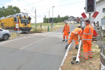 Bei Freiberg: Lastwagen lädiert Bahnschranke in Hilbersdorf – Züge mit Verspätung - Am Donnerstag nach einem Lkw-Unfall ohne Schranke: Der Bahnübergang in Hilbersdorf bei Freiberg.