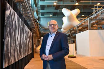 „Bei Google kommen nicht mehr sofort 2018er-, sondern Kulturhauptstadt-Ereignisse“: OB Sven Schulze über den Erfolg von Chemnitz 2025 - OB Sven Schulze beim internationalen Kunstfestival „Begehungen“, das am Fuße der bunten Esse aktuell startet.