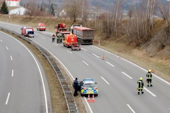 Bei Gornau: Lkw verliert Diesel auf der B 174 - 