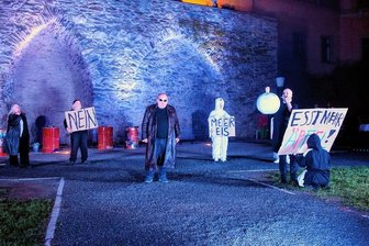Bei Greizer Theaterherbst wird das verlorene Paradies zur halbgaren Collage - Die Frau (Sabine Petri), Adam (Hans-Michael Steinberg), der Prophet (Holger Springer), der Eisbär (Elke Blase), Satan mit der Erdkugel (Max Naumann) und ein Pinguin (im Foto von links) in einer Szene des Eröffnungsspektakels "Paradise Lost" des 31. Greizer Theaterherbstes.