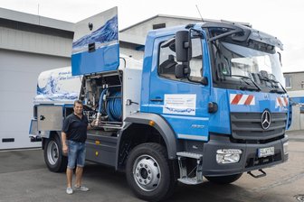 Bei Havarien und Katstrophen: Wann der neue Wassertanker in Hainichen ausrückt - Der Wassertanker steht im Meisterbereich Automation/ Spezialleistungen bei Falk Müller in Hainichen. Damit er im Havariefall schnell ausrücken kann, haben seine Kollegen einen Lkw-Führerschein. 