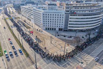 „Bei Hitlers brennt noch Licht“: Brandmauer-Demos in ganz Deutschland - Demo für die „Brandmauer“ am Sonntag in Chemnitz.