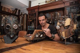 Bei ihm hängen Skelette von der Decke: So lebt Steampunk-Koryphäe Alexander Schlesier im Vogtland - Alexander Schlesier in seinem Wohnzimmer in Mühltroff. Seine Wohnung ist ausgestattet mit zahlreichen Steampunk-Elementen und Antiquitäten.