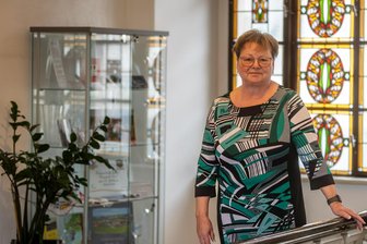 Bei ihr sagten 1000 Paare „Ja“: Was eine Burgstädter Standesbeamtin in knapp 40 Jahren erlebt hat - Über diese Treppe im Burgstädter Rathaus hat Heike Stuck die meisten ihrer 1000 Hochzeitspaare begleitet. Nach 37 Jahren geht die Standesbeamtin nun in Ruhestand.