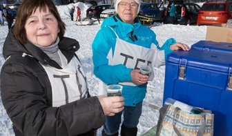 Bei Kaiserwetter in den Wettkampfmodus zurückgekehrt - Mit 77 und 79 Jahren gehören Regina Schneider (links) und Inge Mehner zu den ältesten Helferinnen des Vereins. Bereits seit 49 Jahren sind sie für den heißen Tee zuständig, über den sich auch diesmal alle Teilnehmer freuten.