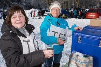 Bei Kaiserwetter in der Spur - Langjährige Helferinnen: Regina Schneider (und Inge Mehner zählen mit 77 und 79 Jahren zu den ältesten Unterstützerinnen des Neuhausener Schwartenberglaufes. Seit 49 Jahren sind sie für den heißen Tee an der Strecke zuständig. Zur 100. Auflage im kommenden Jahr möchten sie natürlich auch wieder dabei sein. 