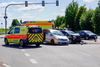 Bei Karls Erlebnis-Dorf: Zwei Autos in Unfall verwickelt – zwei Verletzte - Bei Karls Erlebnis-Dorf ist es am Samstag zu einem Unfall gekommen.