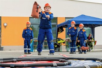 Bei Kreisleistungsvergleich der Superlative wetteifern 118 Jugendfeuerwehrmannschaften in Olbernhau - Beim Zielwurf mit dem Leinenbeutel war bei Elia Leon Schönherr und seiner Mannschaft Konzentration gefragt.
