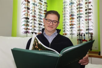 Bei Kulturaktion „Crimmitschau liest“ greift auch wieder Optiker Näser zum Buch - Andreas Näser ist erneut bei der Kulturaktion am 15. November dabei. Der Optiker liest aus „Komm zu nix“ von Tommy Jaud. Auch er bittet aus Platzgründen um vorherige Anmeldung.
