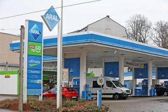 Bei längerem Stromausfall im Landkreis Zwickau sollen Notstromaggregate fünf Tankstellen betriebsbereit halten - Fünf Tankstellen im Landkreis Zwickau sollen bei einem Stromausfall mit Notstrom versorgt werden.