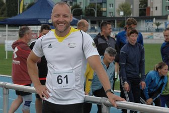 Bei Landesmeisterschaft in Mittweida: Polizisten tauschen die Uniform gegen Sportkleidung - Vor wenigen Tagen hat der ehemalige Weltklasse-Eisschnellläufer Nico Ihle einen neuen beruflichen Weg eingeschlagen. Der Olympia-Teilnehmer begann eine Ausbildung zum Polizeimeister, die sehr sportlich angehaucht ist. In Mittweida sprintete er diesmal nicht mit Schlitt-, sondern mit Laufschuhen.