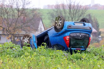 Bei Lobsdorf: Peugeot landet auf dem Dach – zwei Insassen kommen ins Krankenhaus - Der Pkw überschlug sich und blieb auf einem Feld liegen.