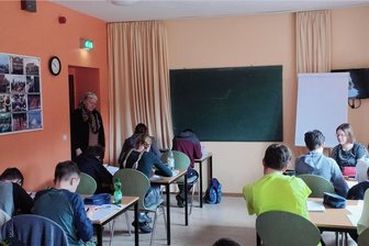 Bei Mathe-Genies rauchten vier Tage lang die Köpfe - Die Mädchen und Jungen beim Schreiben der Abschlussklausur in Mortelgrund. Hinten links die Verantwortliche des Ausscheides, Stefanie Tille vom Marie-Curie-Gymnasium Dresden. 