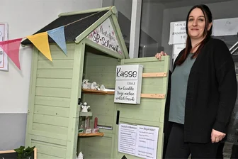 Bei Mini-Lotta in Adorf gibt es jetzt einen Selbstbedienungsschrank - Origineller Kundenservice: Nicole Schmidt hat vor ihrem Geschäft „MiniLotta“ einen SB-Schrank aufgestellt.