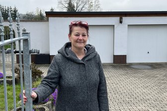 „Bei mir im Küchenschrank klirren die Gläser“: Anwohner drängen auf Sanierung der Holperpiste in Marbach - Diana Görner auf ihrem Grundstück an der S 36 in Marbach: Wegen des desolaten Zustandes der Straße lief schon mehrfach Wasser in die Garagen der Unternehmerin.
