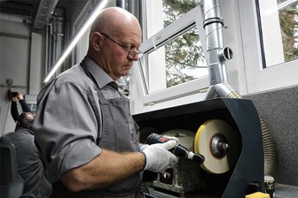 Bei Mühle im Erzgebirge hat der Rasierer inzwischen die Nase vorn - Andreas Unger poliert bei Mühle Griffe für Rasierpinsel.