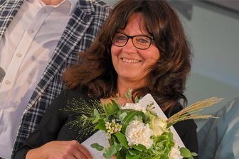 Bei Musikschulpreisen gibt es in Reichenbach eine dicke Überraschung - Uta Hopfer kann es noch gar nicht fassen, dass sie den Preis des Fördervereins erhalten hat.