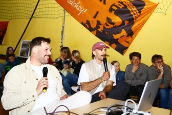 Bei Olympia-Empfang im Erzgebirge: Axel Jungk verrät sein letztes großes Ziel - Beim Olympia-Empfang kommentierte Axel Jungk (Mitte) zusammen mit seinem Bruder Felix noch einmal seine Olympia-Läufe.