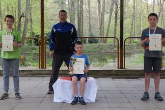 Bei Online-Turnier auf dem Treppchen - Turnier-Organisator Andreas Hermann (hinten) ehrte Artur Schröpfer (vorn Mitte), Elias Seidler (links) und Levi Tomaschewski (rechts) in dieser Reihenfolge für die Plätze 1 bis 3. 