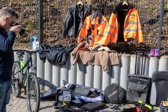 Bei Razzia in Falkenstein: Jede Menge Diebesgut entdeckt - Bei ihren Raubzügen waren die Diebe offenbar nicht wählerisch. Bisher konnten nicht alle Gegenstände eindeutig zugeordnet werden - wer etwas erkennt, sollte sich bei der Polizei in Auerbach melden. 