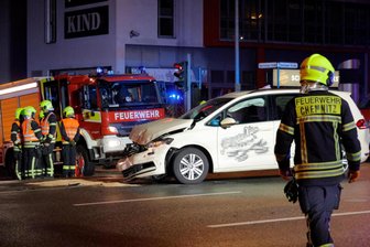 Bei Rot über Ampel: Zwei Verletzte nach Unfall in Chemnitz - Bei einem Unfall im Chemnitzer Ortsteil Siegmar haben sich zwei Personen verletzt.