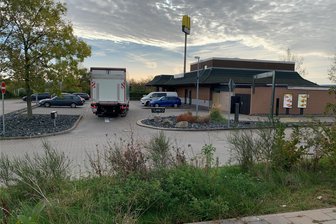 Bei Rot und auf der Gegenfahrbahn nur schnell mal zum Wildenfelser McDonald‘s? Zwei Männer wegen illegalem Autorennen verurteilt - Die McDonald's-Filiale in Wildenfels war vor etwa einem Jahr Ziel einer abendlichen Ausfahrt von drei Fahrern, die sich nun vor dem Zwickauer Amtsgericht wieder trafen.