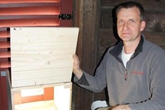 Bei Sanierung des Kirchturms auch an Falken gedacht - Wolfram Mainer an dem präparierten Fenster.