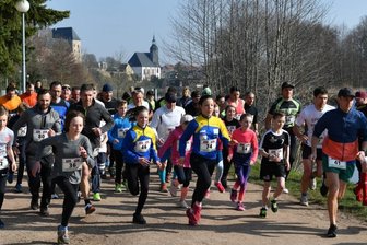 Bei schönstem Sonnenschein in den Bergwald -