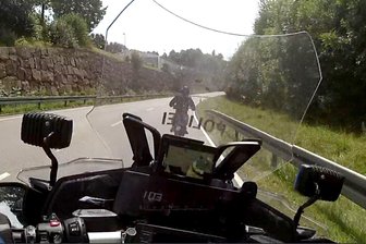 Bei Simson-Treffen im Erzgebirge: Polizei stoppt waghalsige Flucht mit über 100 km/h und konfisziert frisierte Mopeds - Eine Verfolgungsjagd mit der Polizei hat sich ein Simson-Fahrer am Wochenende in Zwönitz geliefert – inklusive mehrere Fast-Unfälle. Das Bild zeigt die Flucht über den Autobahnzubringer.