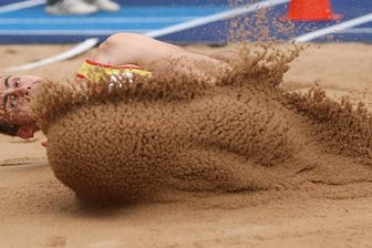 "Bei solchen Wettkämpfen werde ich gern Zweiter" - Im nassen Sand zu Silber: Matti Herrmann von der SG Vorwärts Frankenberg kehrte von der Senioren-DM aus Erding mit fünf Silbermedaillen zurück, davon eine in der spannenden Weitsprung-Konkurrenz. Seine Mutter Petra Herrmann durfte vier Goldmedaillen mit nach Mittelsachsen nehmen. 