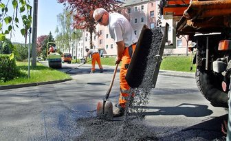 Bei sommerlichem Wetter Winterschäden beseitigt - 
              <p class="artikelinhalt">Mitarbeiter des städtischen Bauhofes, hier Roberto Richter (v. r.), Werner Hahn und Thomas Osbahr, flickten am Freitag auch in der Zschopauer Mozartstraße Löcher.</p>
            