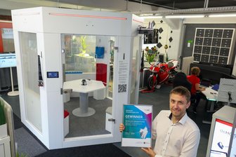 Bei Sonnenschein gern ins Büro: Software aus Oberlungwitz optimiert Arbeit auch in Arabien und Hongkong - NetTask sitzt in einem futuristischen Domizil hinter grauen Fabrikmauern. Firmenchef Marco Rutzke präsentiert den Innovationspreis, den sein Unternehmen gerade gewonnen hat.