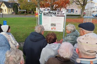 Bei Spaziergang eröffnet: Fraureuth weiht neuen Geschichtslehrpfad mit sechs Stationen ein - Vereinschefin Gisela Naumann (vorn rechts) erklärt, welche Infos die Tafeln bereithalten.