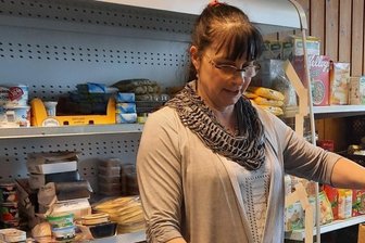 Bei Tafeln in Mittelsachsen könnte es bald knapp werden - Anja Fiedler, Leiterin der Freiberger Tafel der Caritas, muss derzeit mit geringeren Lebensmittelspenden die Versorgung von Bedürftigen an den Ausgabestellen organisieren.