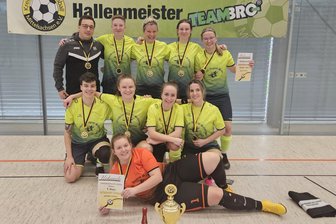 Bei Turnierpremiere: Fußballerinnen aus Bräunsdorf und Bobritzsch auch in der Halle nicht zu schlagen - Grund zur Freude: Die Fußballerinnen der SpG Bräunsdorf/Bobritzsch gewannen in Flöha den Hallenpokal.