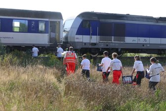 Bei über 30 Grad: Zug von Chemnitz nach Leipzig bleibt stundenlang liegen - Zur Unterstützung der Feuerwehr war das DRK Muldental im Einsatz.