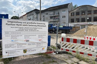 Bei Unfall auf der Planitzer Markt-Baustelle wird Ölwanne eines Transporters beschädigt - Am Planitzer Markt wird seit Monatten gebaut. Die Situation stellt erhöhte Anforderungen an Lieferfahrzeuge.